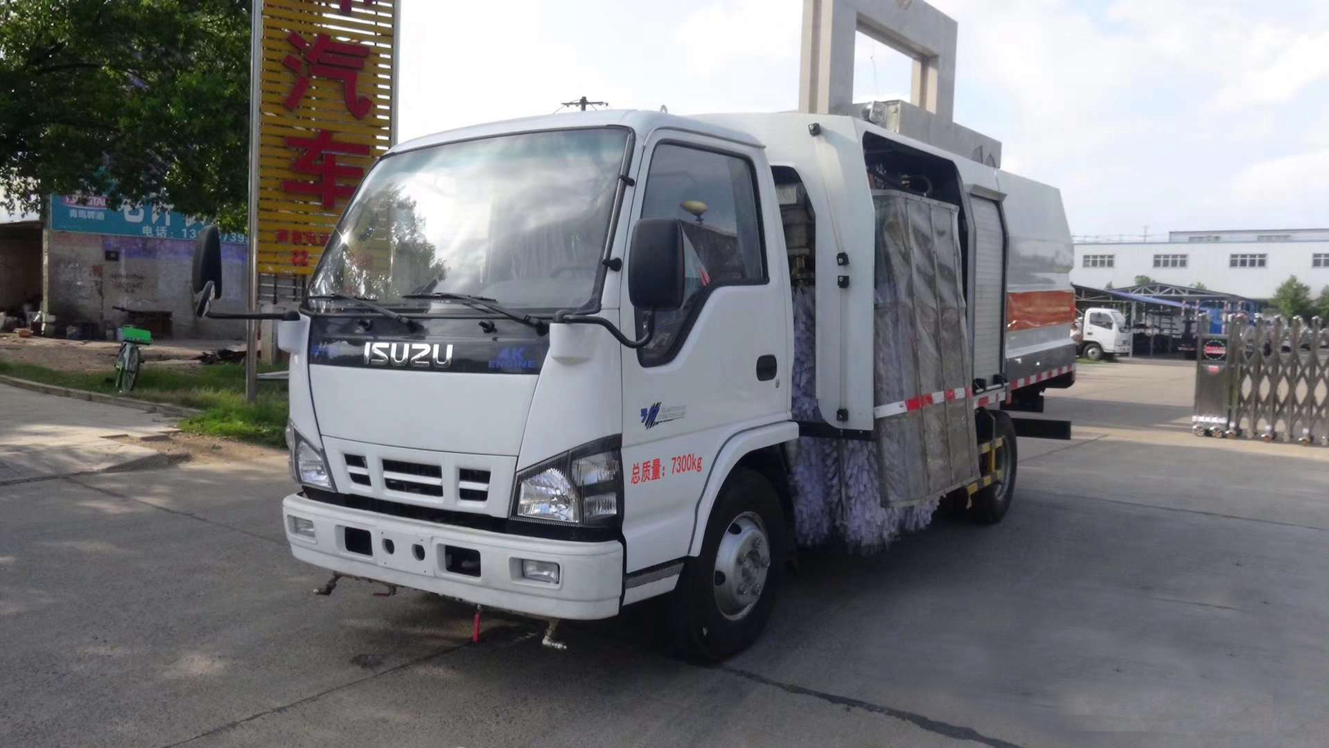 4方城市護(hù)欄清洗車 4方城市護(hù)欄清洗車